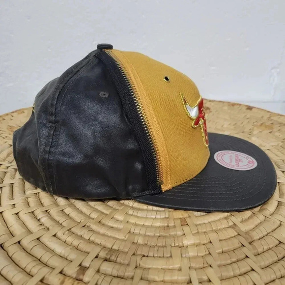 Chicago Bulls Gold Black Zipper Applique Snapback Hat - Picture 4 of 9